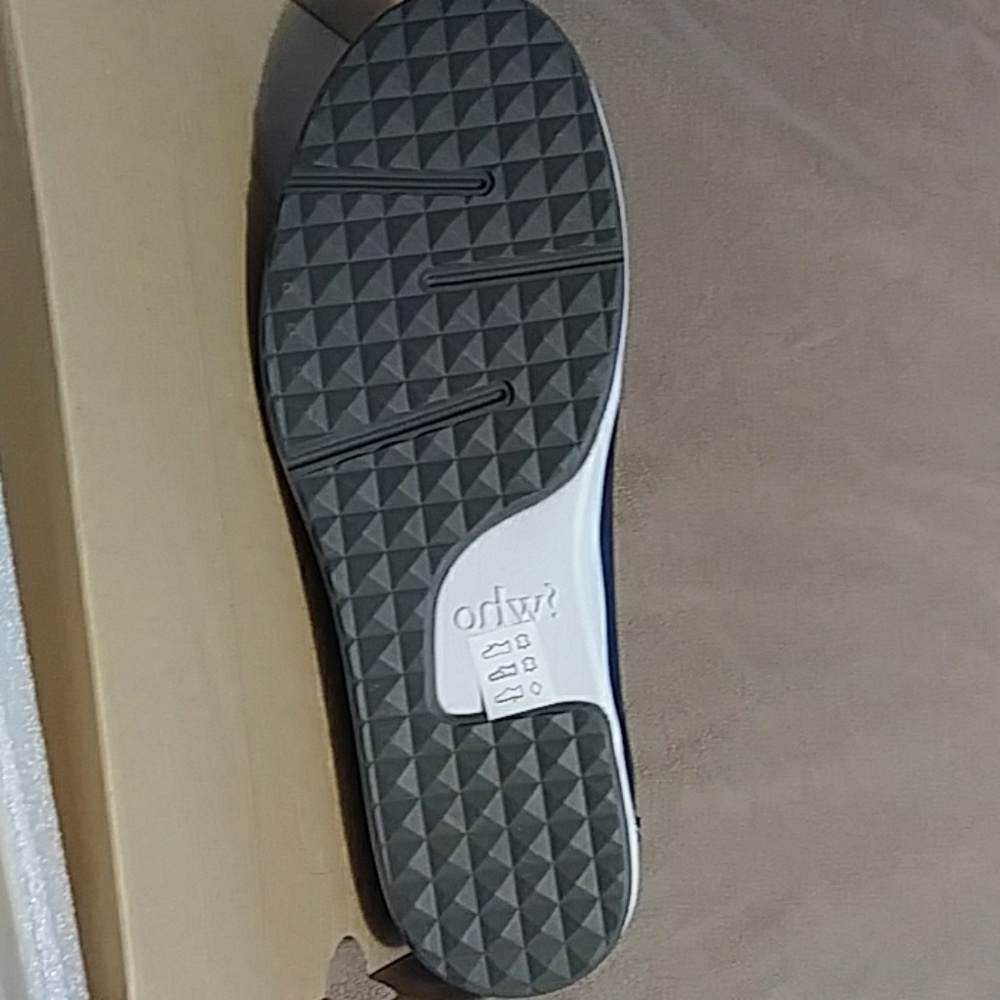 Shoe - Picture 3 of 7
